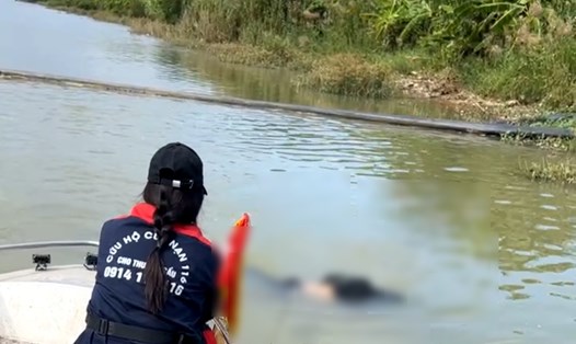 Lực lượng cứu hộ và Công an xã Tự Tân phối hợp đưa thi thể nạn nhân lên bờ. Ảnh: Đội Cứu hộ 116 Thái Bình
