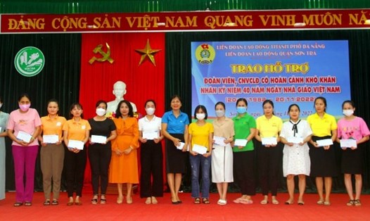 Liên đoàn Lao động quận Sơn Trà tặng quà người lao động ngành giáo dục nhân ngày Nhà giáo Việt Nam. Ảnh: Phương Trà