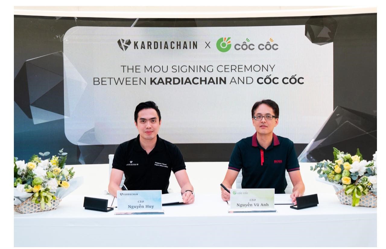 Ông Huy Nguyễn, CEO KardiaChain và ông Nguyễn Vũ Anh, CEO Cốc Cốc trong buổi ký MoU. Ảnh: Khương Nha