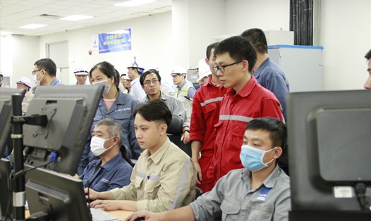 Cán bộ, chuyên viên Việt Nam cùng Nhà thầu vận hành đang tập trung hiệu chỉnh kỹ thuật nâng công suất Tổ máy số 1 NMNĐ Thái Bình 2. Ảnh PVN.
