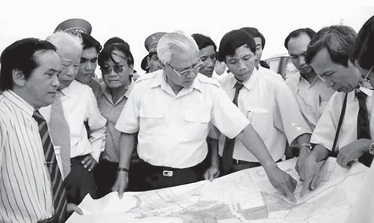 Thủ tướng Võ Văn Kiệt xem xét quy hoạch tổng thể dự án xây dựng thành phố Vạn Tường và khu công nghiệp lọc hóa dầu Dung Quất (tháng 7.1995). Ảnh: NXB Trẻ