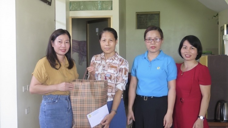 Công đoàn huyện Ứng Hòa thăm hỏi và trao hỗ trợ cho đoàn viên, người lao động. Ảnh: Dương Ánh