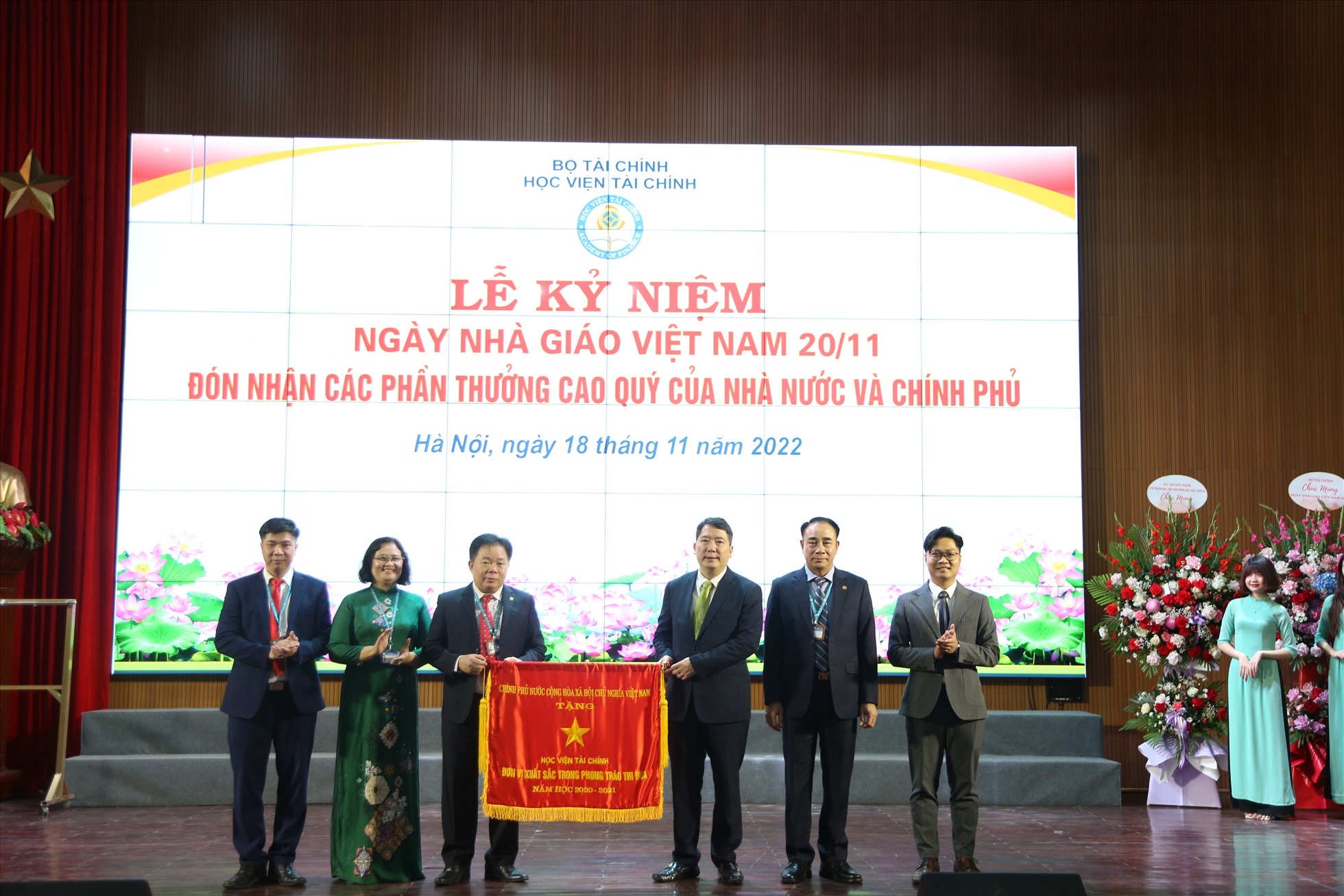Thứ trưởng Bộ Tài chính Cao Anh Tuấn (đứng thứ 3 từ phải sang) trao tặng Cờ thi đua của Chính phủ cho tập thể Học viện Tài chính. Ảnh: Tường Vân