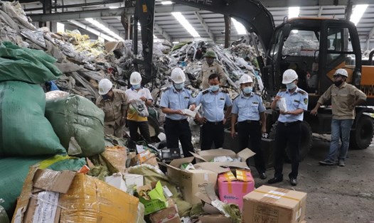 Cục Quản lý thị trường tỉnh Quảng Ninh giám sát quá trình  tiêu hủy. Ảnh: Cổng TTĐT Quảng Ninh