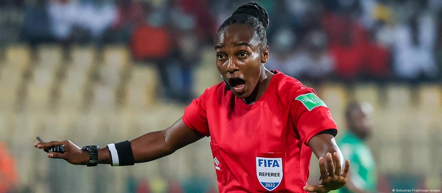 Trọng tài nữ Salima Mukansanga của Rwanda là 1 trong 3 trọng tài nữ điều khiển các trận đấu tại World Cup 2022. Ảnh: AFP