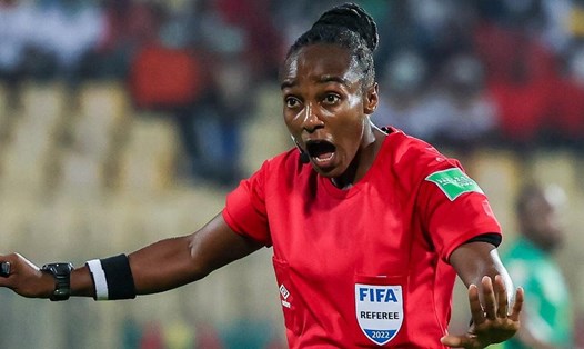 Trọng tài nữ Salima Mukansanga của Rwanda là 1 trong 3 trọng tài nữ điều khiển các trận đấu tại World Cup 2022. Ảnh: AFP