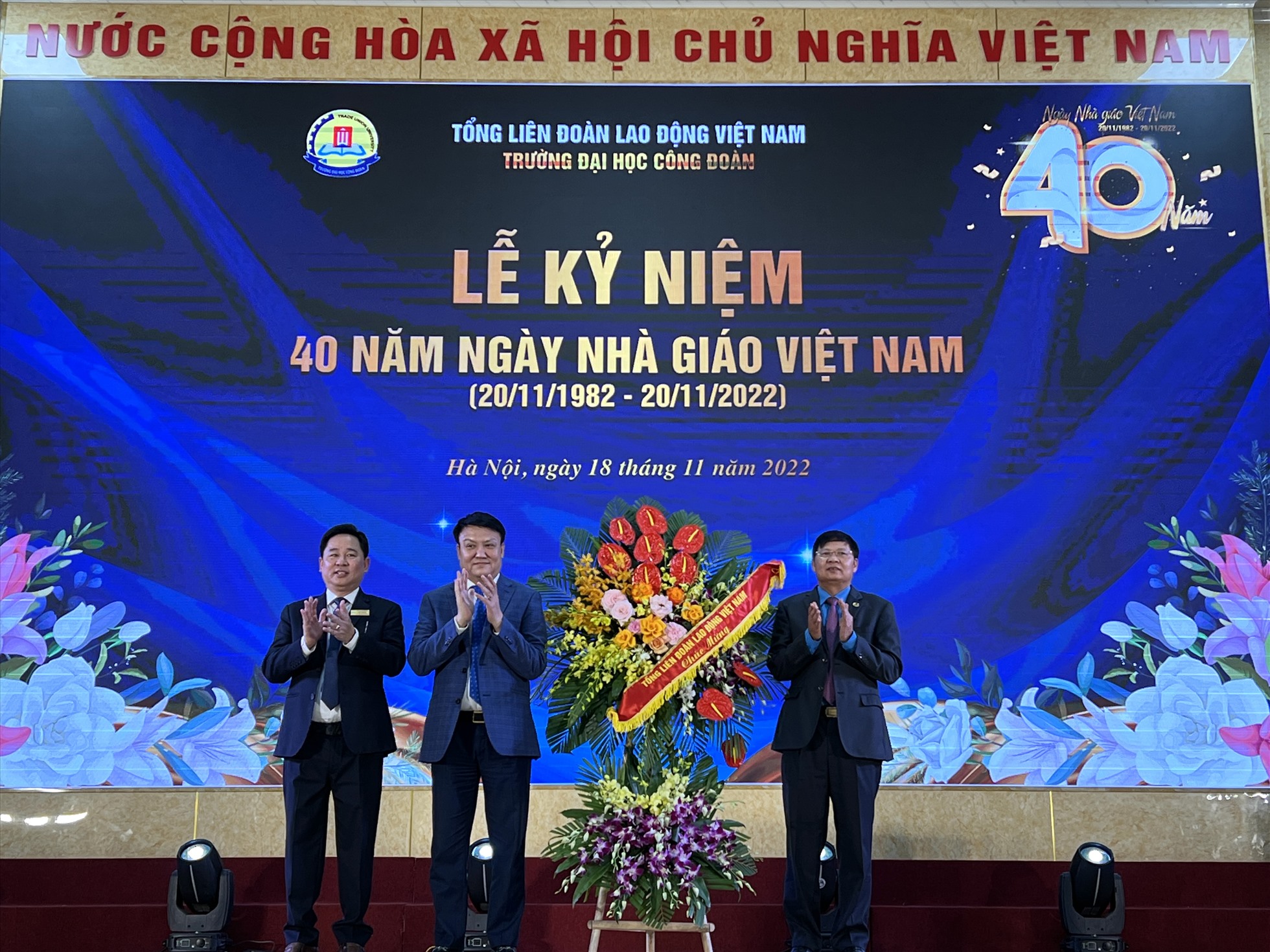 Phó Chủ tịch Tổng LĐLĐVN Phan Văn Anh tặng hoa chúc mừng nhà trường tại lễ kỷ niệm. Ảnh: Linh Nguyên