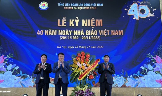 Phó Chủ tịch Tổng LĐLĐVN Phan Văn Anh tặng hoa chúc mừng nhà trường tại lễ kỷ niệm. Ảnh: Linh Nguyên
