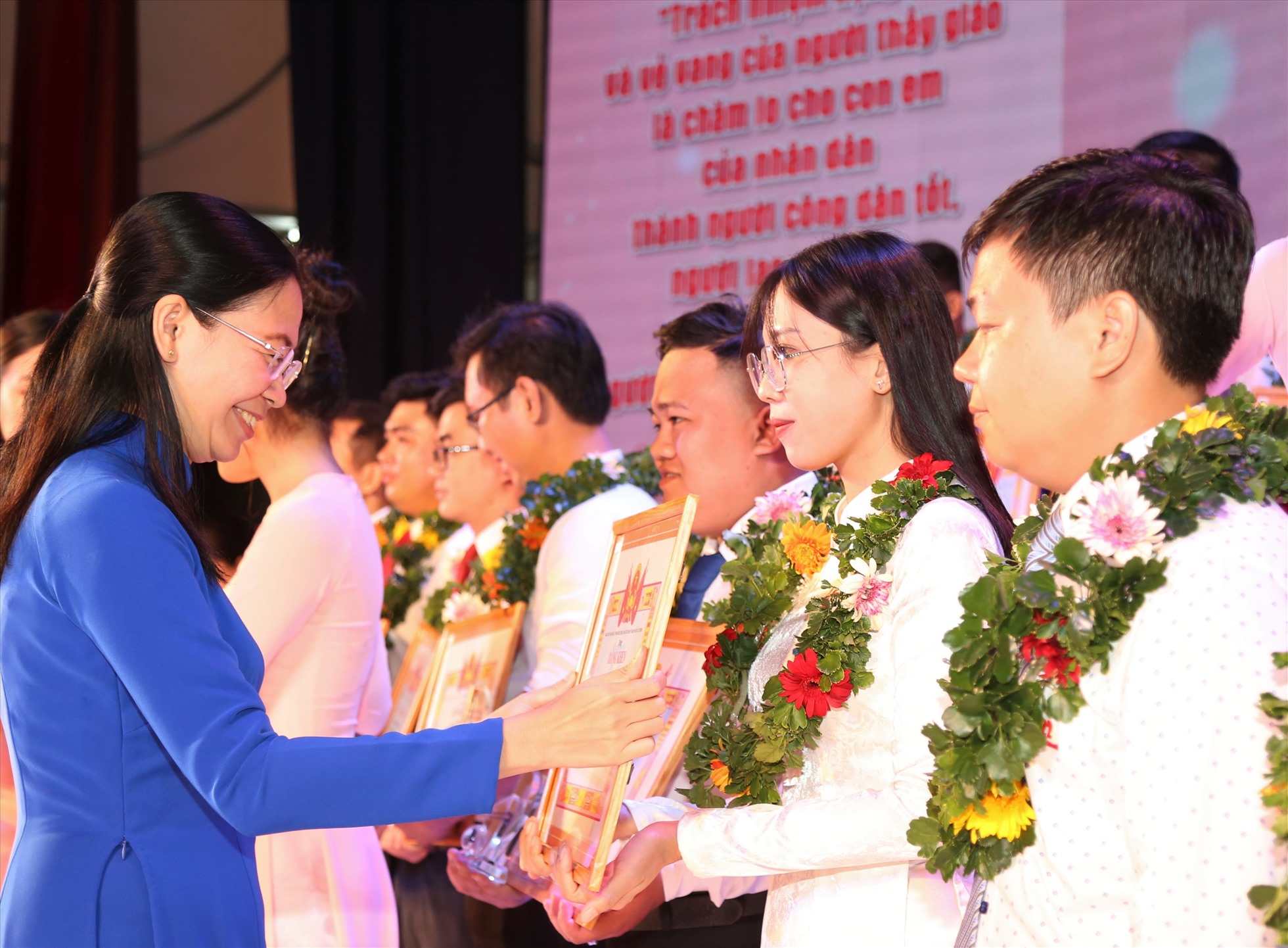 Tuyên dương 244 “Nhà giáo trẻ tiêu biểu TPHCM” năm 2022. Ảnh: Huyên Nguyễn
