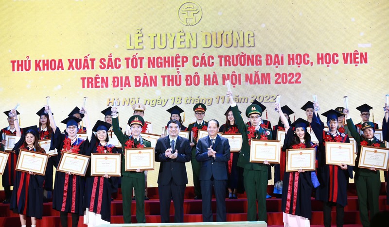 Chủ nhiệm Ủy ban Văn hóa, Giáo dục của Quốc hội Nguyễn Đắc Vinh và Trưởng ban Tuyên giáo Thành ủy Nguyễn Doãn Toản trao Bằng khen cho các thủ khoa xuất sắc. Ảnh: Nguyệt Ánh