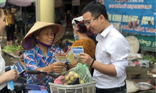 Cán bộ Bảo hiểm xã hội tỉnh Bắc Giang vận động người dân tham gia BHXH tự nguyện. Ảnh BHXH cung cấp.