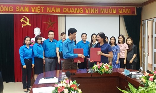 LĐLĐ tỉnh Cao Bằng và Trung tâm kiểm soát bệnh tật tỉnh ký kết thỏa thuận hợp tác phúc lợi đoàn viên công đoàn. Ảnh: Thùy Dương.