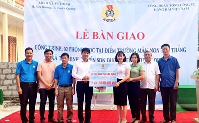 Ông Phạm Văn Hải - Phó Chủ tịch Công đoàn Tổng Công ty Hàng hải Việt Nam (thứ 4 từ trái sang) trao hỗ trợ cho đại diện nhà trường. Ảnh: Thành Đông