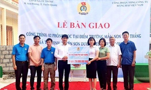 Ông Phạm Văn Hải - Phó Chủ tịch Công đoàn Tổng Công ty Hàng hải Việt Nam (thứ 4 từ trái sang) trao hỗ trợ cho đại diện nhà trường. Ảnh: Thành Đông