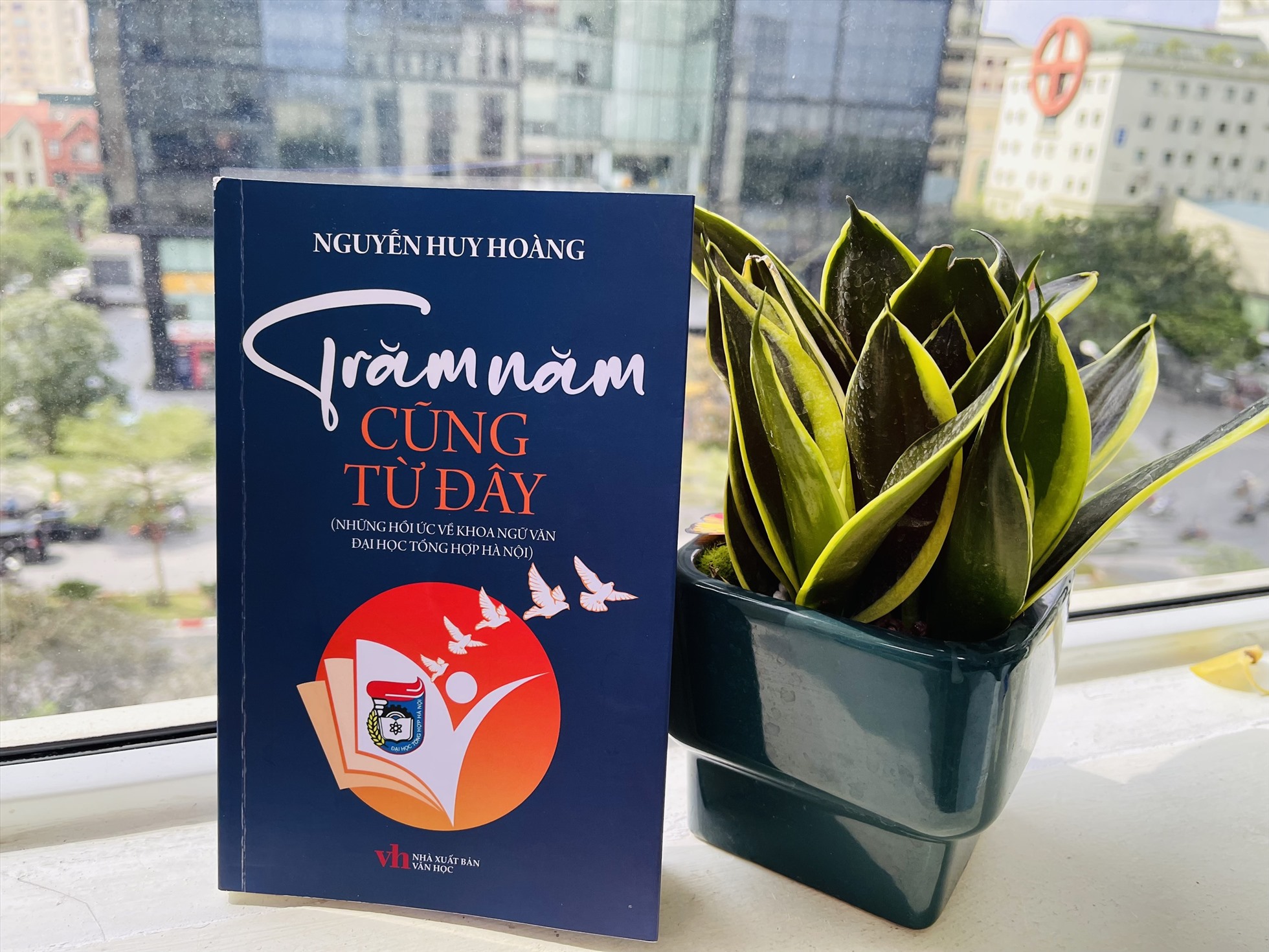 Cuốn sách "Trăm năm cũng từ đây" của GS.TS Nguyễn Huy Hoàng. Ảnh: Mai Hương