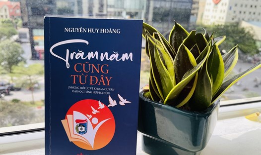 Cuốn sách "Trăm năm cũng từ đây" của GS.TS Nguyễn Huy Hoàng. Ảnh: Mai Hương