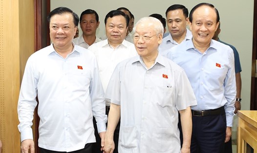 Tổng Bí thư Nguyễn Phú Trọng cùng các đại biểu Quốc hội Đơn vị bầu cử số 1 tại trụ sở quận Đống Đa. Ảnh: Trí Dũng - TTXVN