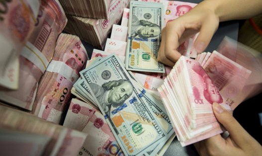 Nga và Trung Quốc từ bỏ USD, tăng cường giao dịch bằng nhân dân tệ và đồng rúp. Ảnh: AFP