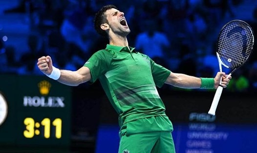 Novak Djokovic thắng Daniil Medvedev sau trận đấu căng thẳng và kịch tính. Ảnh: ATP