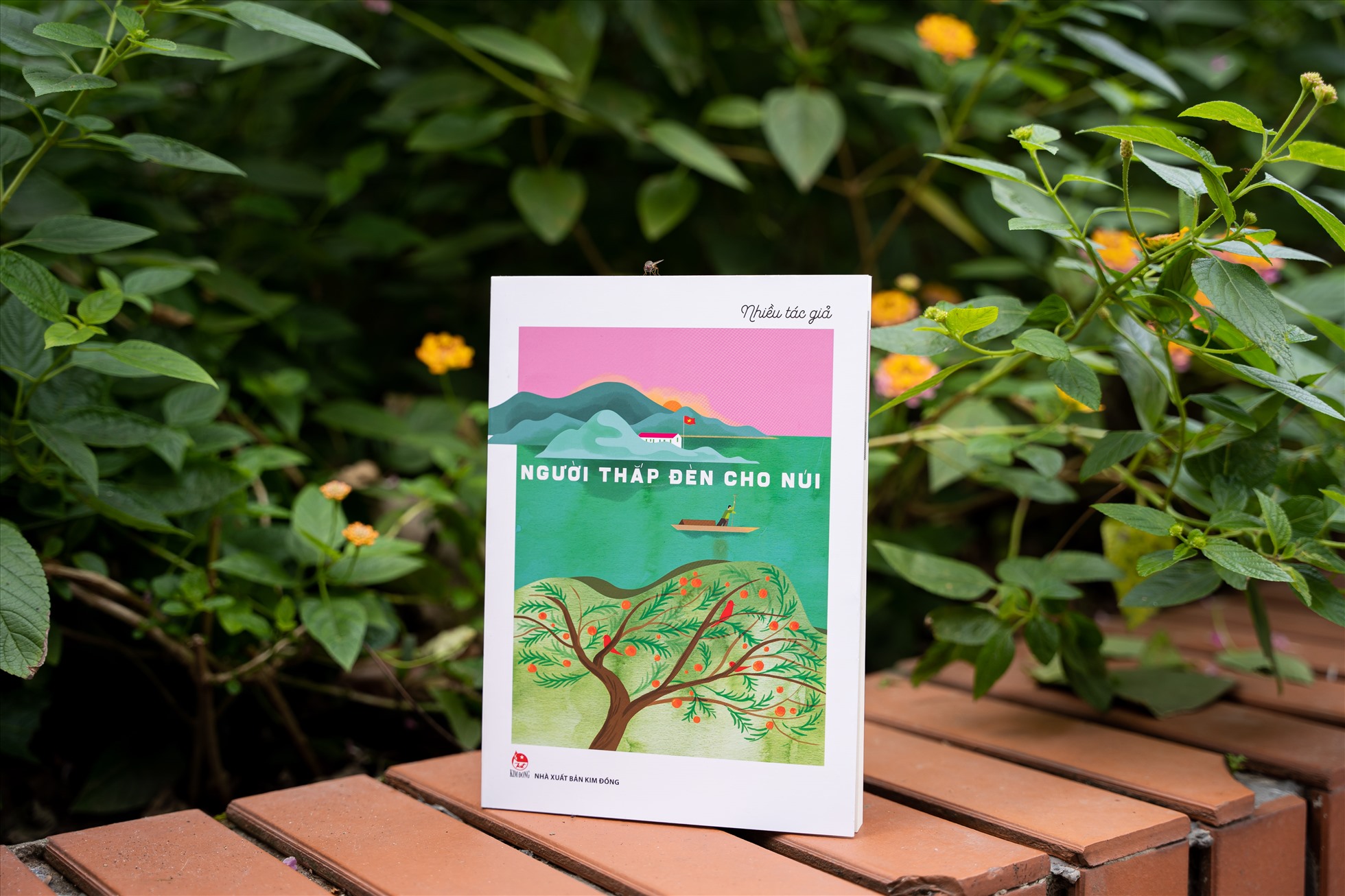 "Người thắp đèn cho núi" được Nhà xuất bản Kim Đồng phát hành và giới thiệu đến độc giả Việt Nam. Ảnh: Kim Đồng