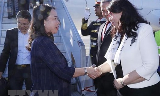 Bộ trưởng Văn hóa Tunisia Hayet Ketat đón Phó Chủ tịch nước Võ Thị Ánh Xuân tại sân bay quốc tế Djerba. Ảnh: TTXVN