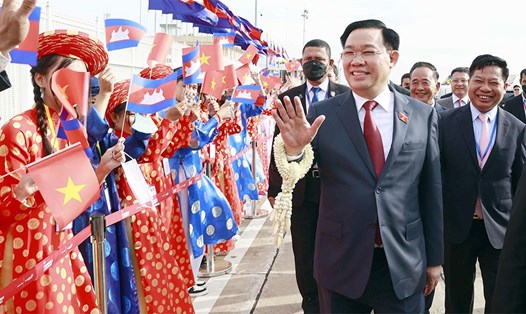 Chủ tịch Quốc hội Vương Đình Huệ đến Phnom Penh, Campuchia sáng 19.11.2022. Ảnh: TTXVN