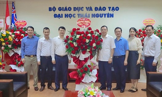 Đại diện lãnh đạo LĐLĐ tỉnh Thái Nguyên chúc mừng thầy cô giáo tại Đại học Thái Nguyên. Ảnh: Xuân Hảo