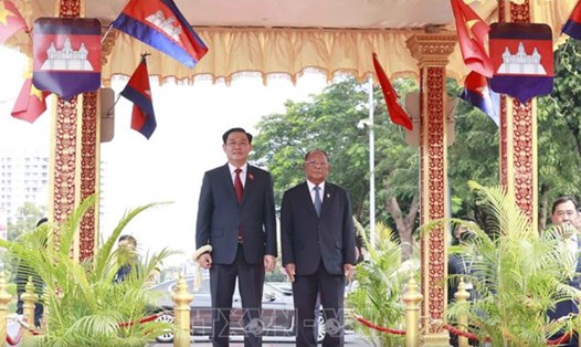 Chủ tịch Quốc hội Campuchia Samdech Heng Samrin chủ trì lễ đón Chủ tịch Quốc hội Vương Đình Huệ. Ảnh: TTXVN