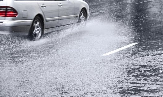 Trong nước mưa có rất nhiều các chất gây hại có thể gây hư hỏng xe. Ảnh: Nguyễn Tuấn