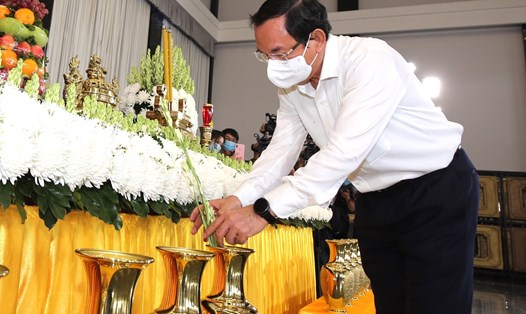 Bí thư Thành ủy TPHCM Nguyễn Văn Nên đặt hoa, tưởng niệm đồng bào đã mất vì COVID-19.  Ảnh: Minh Quân