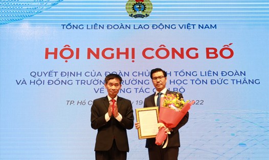 Phó Chủ tịch Tổng LĐLĐ Việt Nam Trần Văn Thuật (bên trái) trao quyết định công nhận Hiệu trưởng TDTU cho Tiến sĩ Trần Trọng Đạo. Ảnh: Nam Dương
