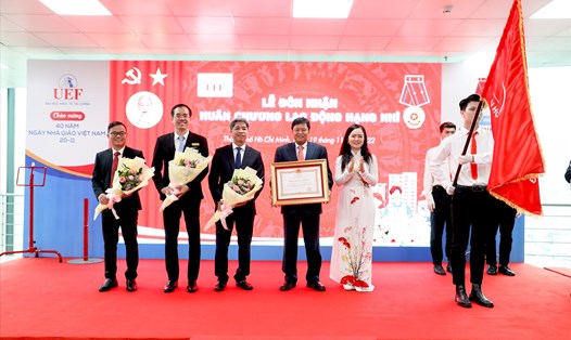 Trường Đại học Kinh tế - Tài chính TPHCM đón nhận Huân chương Lao động hạng Nhì. Ảnh: UEF