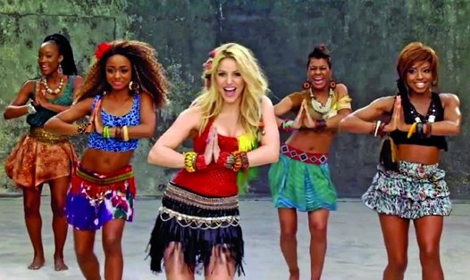 Shakira trình diễn ca khúc “Waka Waka”. Ảnh: AFP