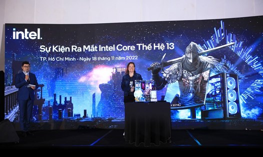 Bà Alexis Crowell - Giám đốc điều hành khu vực Châu Á của Intel giới thiệu Intel® Core™ thế hệ 13. Ảnh: Doanh nghiệp cung cấp