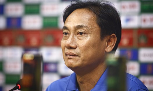Huấn luyện viên Phùng Thanh Phương buồn bã sau khi Sài Gòn FC rớt hạng. Ảnh: Thanh Vũ