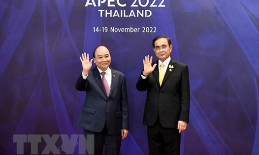 Thủ tướng Thái Lan Prayut Chan-o-cha đón Chủ tịch nước Nguyễn Xuân Phúc đến dự hội nghị APEC. Ảnh: TTXVN
