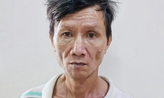 Nghi phạm Nguyễn Thanh Tùng vừa bị bắt khẩn cấp để điều tra hành vi sát hại mẹ ruột. Ảnh: Công an Đồng Nai