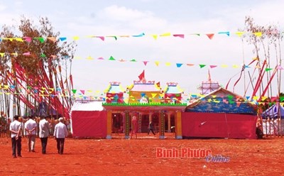 Từ nhiều ngày trước, người Hoa khắp nơi đổ về để trang trí không gian khu vực làm lễ. Nguồn: baobinhphuoc.com.vn