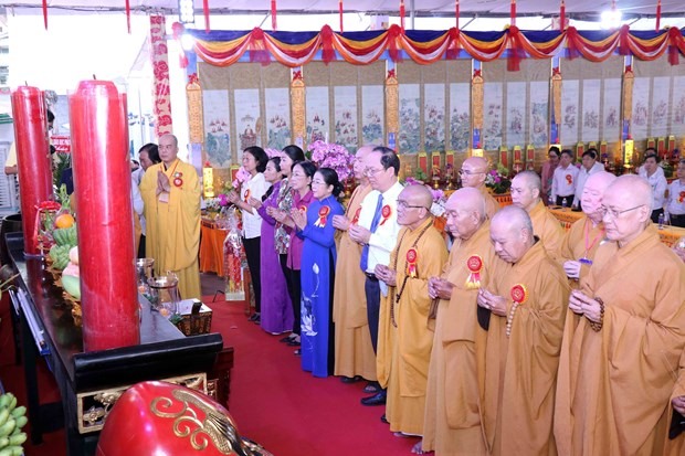 Nghi thức dâng hương cầu quốc thái dân an. Ảnh: TTXVN