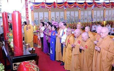 Nghi thức dâng hương cầu quốc thái dân an. Ảnh: TTXVN
