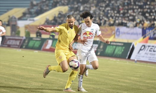 Hoàng Anh Gia Lai gặp Nam Định ở vòng 23 V.League 2022. Ảnh: Minh Hiếu