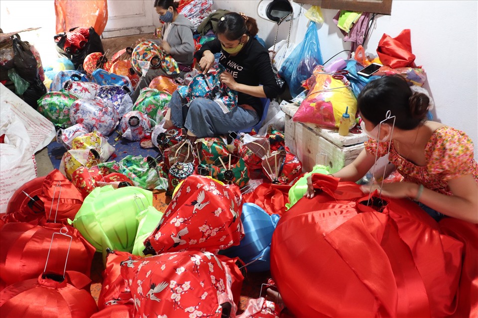 Các xưởng làm lồng đèn ở Hội An bắt đầu chuẩn bị hàng tết từ bây giờ. Ảnh: Nguyễn Linh
