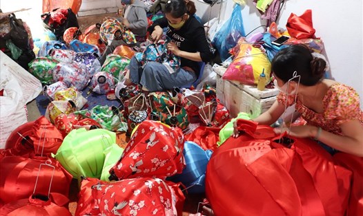 Các xưởng làm lồng đèn ở Hội An bắt đầu chuẩn bị hàng tết từ bây giờ. Ảnh: Nguyễn Linh
