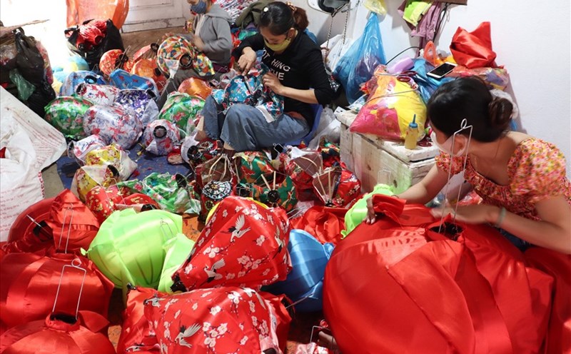 Các xưởng làm lồng đèn ở Hội An bắt đầu chuẩn bị hàng tết từ bây giờ. Ảnh: Nguyễn Linh