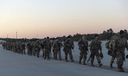 Các thành viên của Sư đoàn Dù số 82 của Quân đội Mỹ chuẩn bị triển khai đến Ba Lan từ Fort Bragg, Bắc Carolina, ngày 14.2.2022. Ảnh: AP
