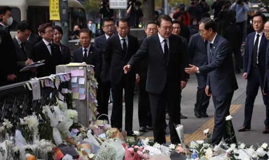 Tổng thống Hàn Quốc Yoon Suk-yeol và Thủ tướng Han Duck-soo đặt hoa tưởng niệm nạn nhân của thảm họa Halloween hôm 29.10. Ảnh chụp màn hình
