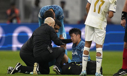 Một bên mặt của Son Heung-min đã bị sưng vù, khiến anh không thể thi đấu tiếp. Ảnh: AFP