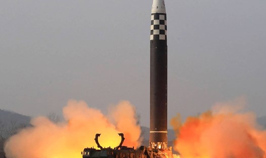 Một vụ thử tên lửa đạn đạo xuyên lục địa mới của Triều Tiên tại một địa điểm không được tiết lộ vào ngày 24.3.2022. Ảnh: AFP