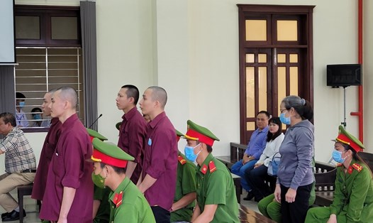 Các bị cáo tại buổi khai mạc phiên tòa phúc thẩm xét xử vụ Tịnh thất Bồng Lai vào sáng 2.11. Ảnh: An Long