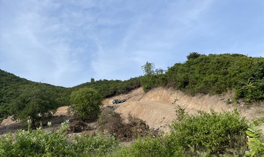 Đảo Điệp Sơn bị đào bới nham nhở.